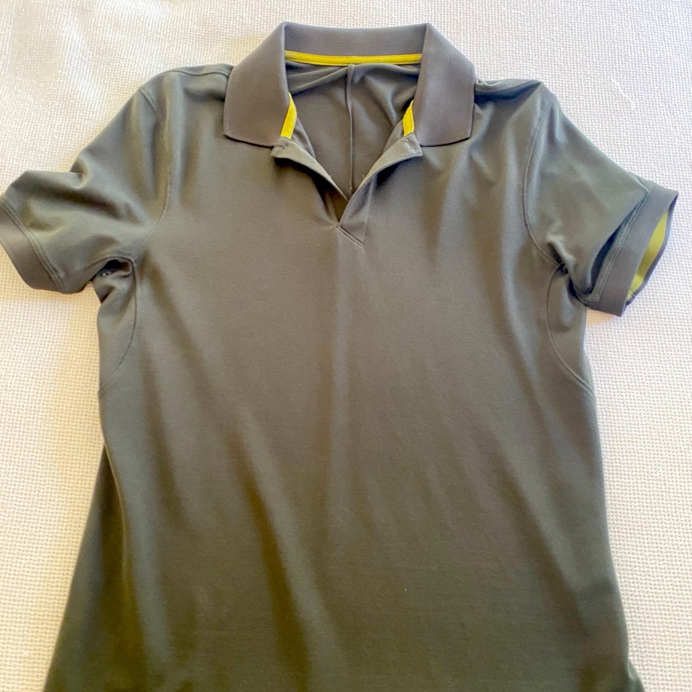 Lululemon men’s polo shirt sz. Small olive green. Short sleeves.